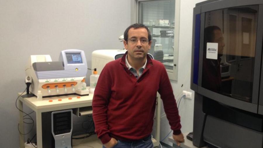 Antonio Salas no seu laboratorio