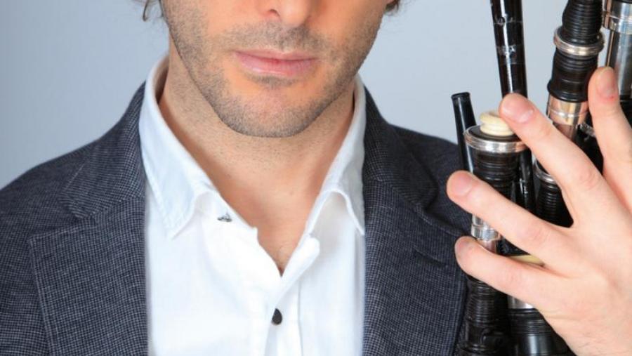 Óscar Ibáñez reinterpreta a Ricardo Portela no Paraninfo, en lembranza da histórica actuación do Gaiteiro de Viascón