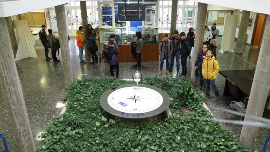 Imaxe de arquivo do hall da Facultade de Física, centro que acollerá a xornada