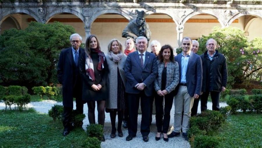 O reitor, no patio do Colexio de Fonseca, xunto coas autoridades participantes no acto e premiados. Foto: Servimav-USC