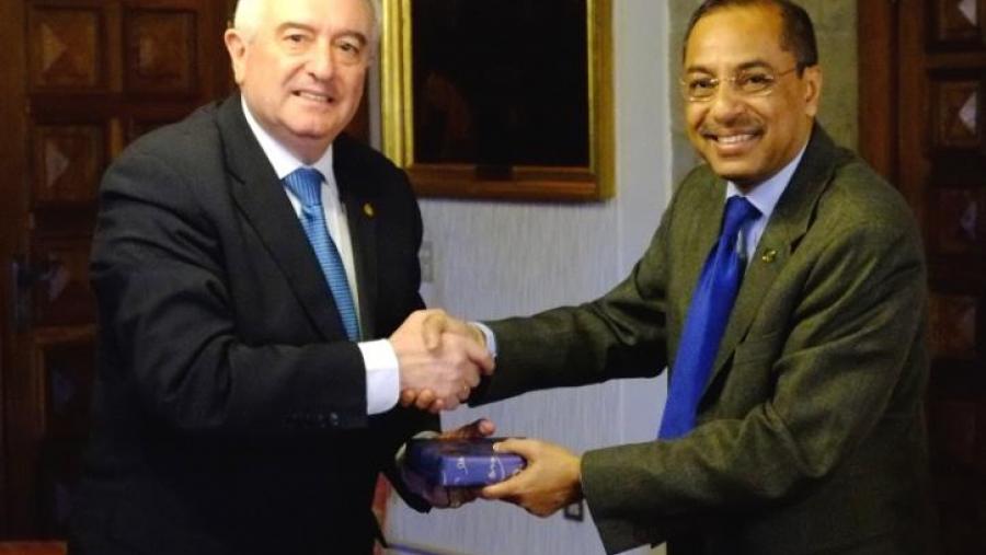 O reitor recibiu a Hassan Mahmood Khandker no seu despacho. Foto: Servimav