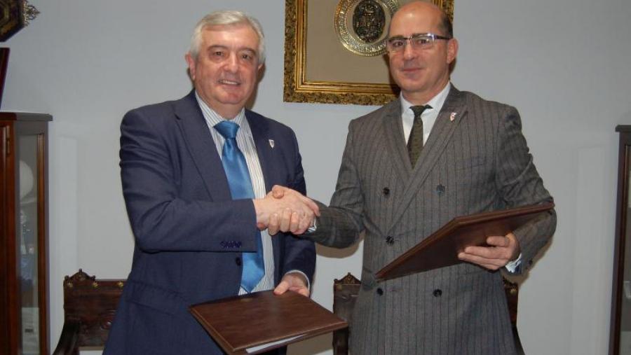 O acordo asinárono o reitor da USC, Juan Viaño, e o presidente da SDC, Antonio Quinteiro Canedo.