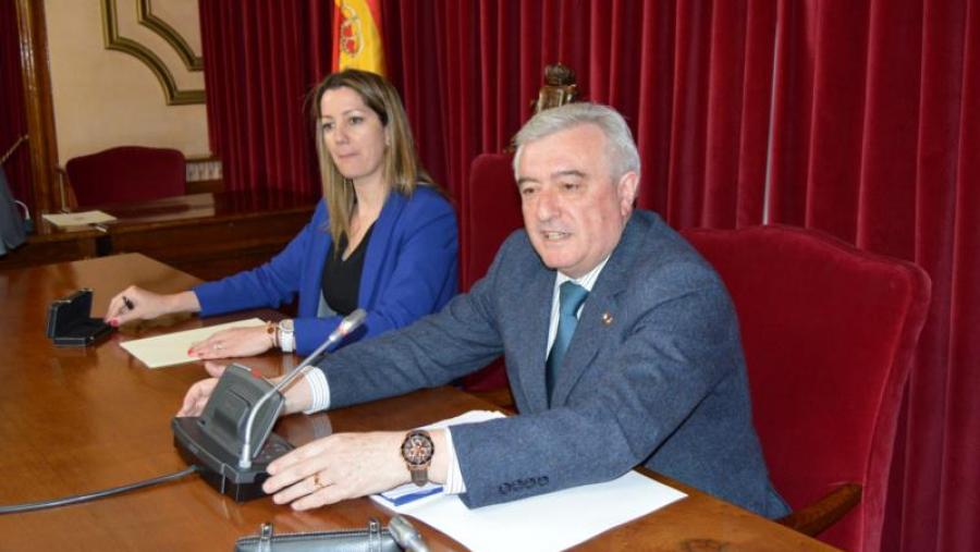 Juan Viaño e Lara Méndez, na sinatura do convenio