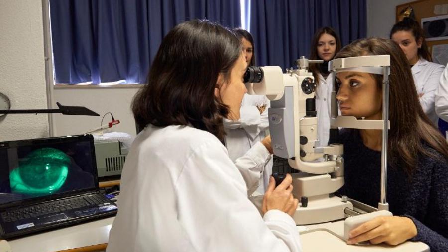 Imaxe de arquivo de alumnado de Óptica realizando prácticas no centro