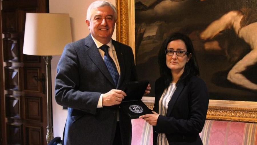 Viaño entregoulle un agasallo á investigadora. Foto: Servimav