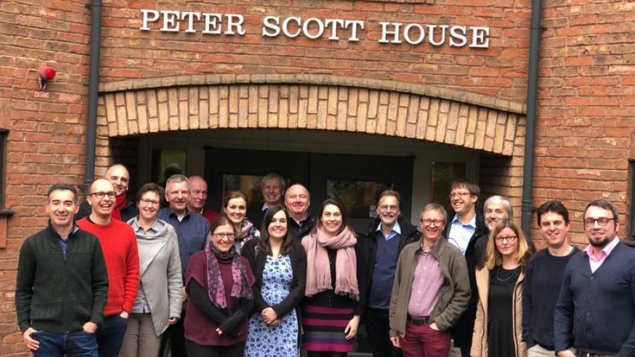 O profesor Ángel García, primeiro pola esquerda, e os demais docentes do programa de doutoramento na súa primeira reunión na Universidade de Birmingham