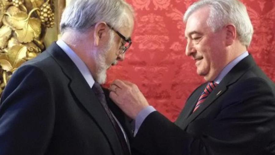 O reitor impúxolle a Insignia nun acto celebrado en San Xerome. Foto:Servimav-USC