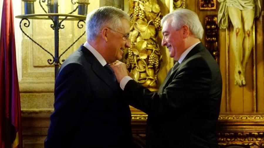 O profesor García Iglesias recibiu a Insignia de Ouro da USC