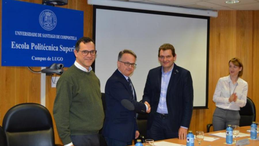 De esquerda a dereita, Cuesta, Bueno, Díaz e Rodríguez, trala sinatura do convenio na Escola Politécnica Superior de Enxeñaría da USC