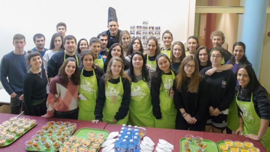 Participantes no obradoirod e cociña de supervivencia celebrado na residencia Bal y Gay de Lugo. Foto: Cristina Núñez