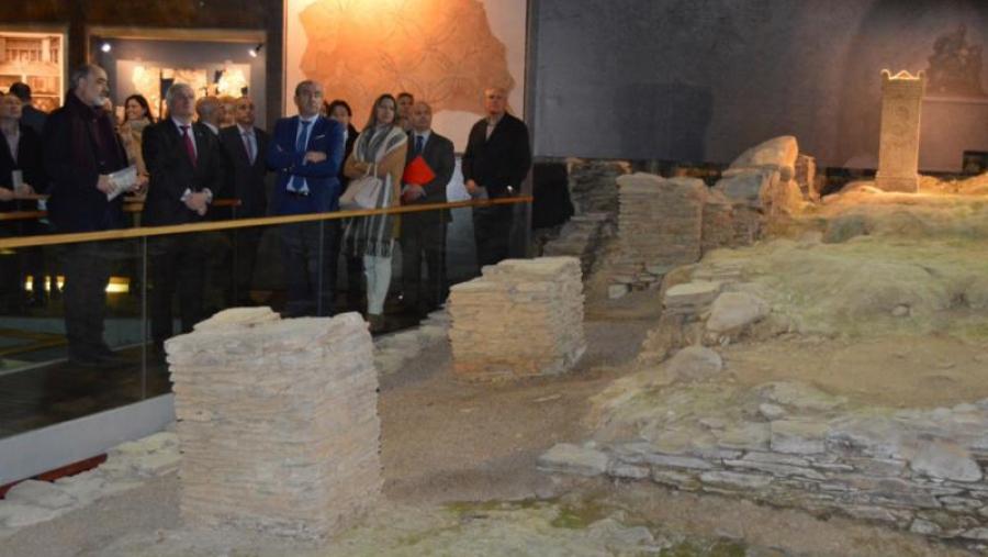 Visita das autoridades ao xacemento da Domus do Mitreo