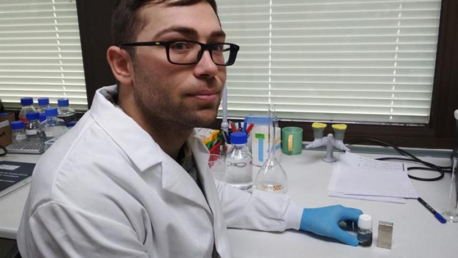 Un dos investigadores implicados na patente, con nanopartículas magnetoquímicas e un imán, no laboratorio de Farmacoloxía da Facultade de Veterinaria