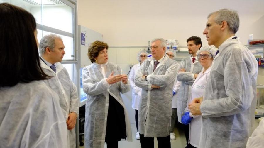 Paloma Cabello explica parte do proceso que se desenvolve nos laboratorios de Emprendia á comitiva, co reitor e o conselleiro en primeiro termo. Foto: Servimav-USC