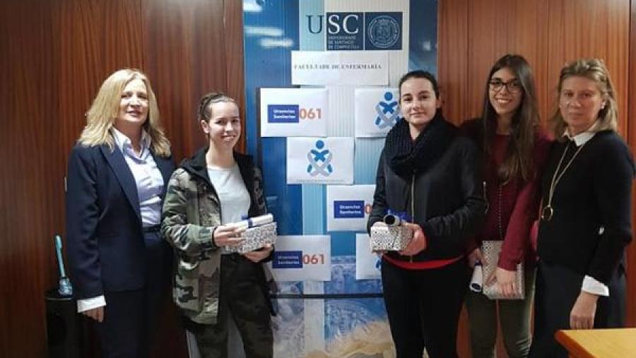 Inés López Carral e Ana Isabel Silveira, nos extremos da imaxe, xunto coas premiadas no concurso de deseño