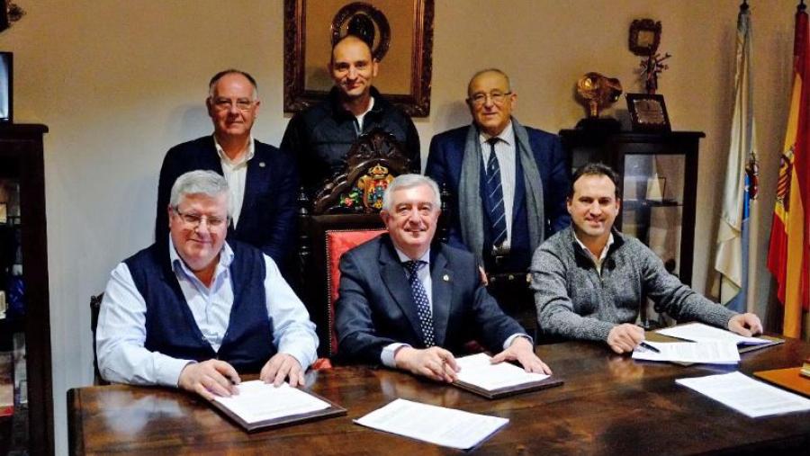 O reitor no centro, xunto cos representantes das seccións sindicais da USC e o vicerreitor Luis Lima (primeiro de pé pola esquerda)