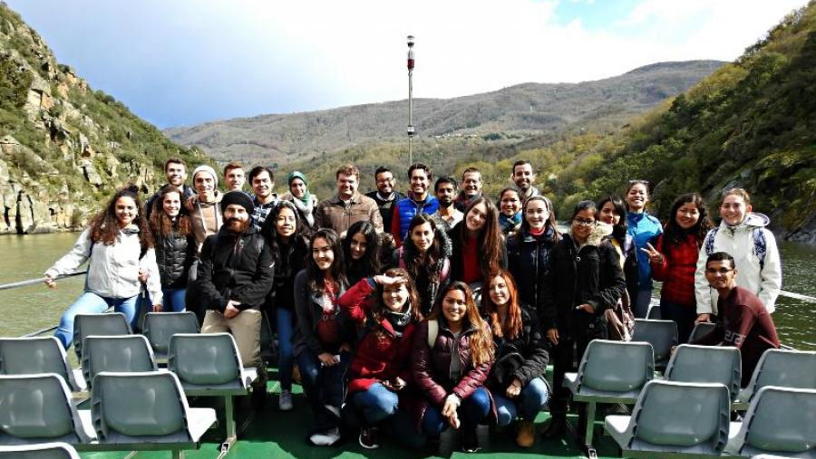 Barreiro e Santos, con estudantes internacionais do Campus Terra da USC, no catamarán do Sil da Deputación