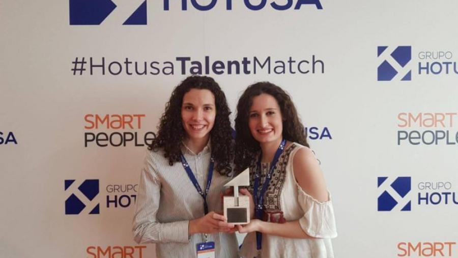Lara Quiñoá e Begoña Simón Valladares, co trofeo acadado no Talent Talent Macht de Smart People do Grupo Hotusa