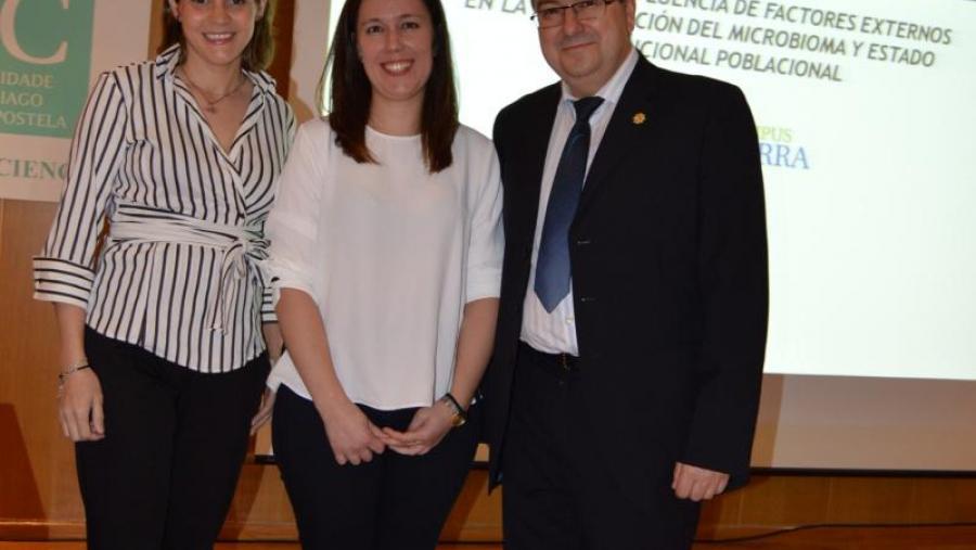 Paula Roca, entre Alejandra Cardelle e José Manuel Miranda, na Facultade de Ciencias da USC