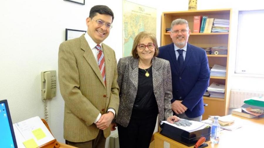 Luis Cavalieri (á esquerda) acompañado dos docentes Isabel González e Benedict Buono. Foto: Servimav