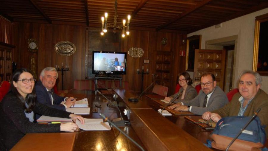 A xuntanza estivo encabezada por Juan Viaño e Antonio López xunto cunha representación dos seus equipos