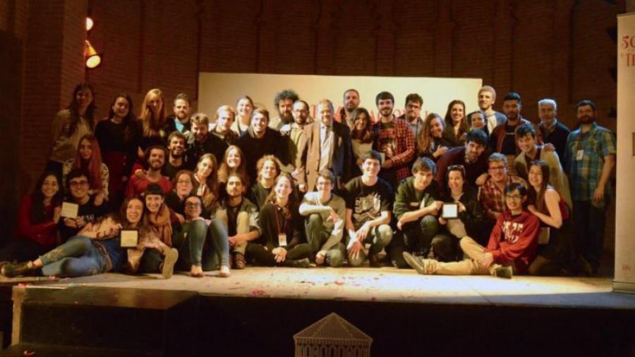 Foto de familia de participantes e xurado do Festival Nacional de Teatro Universitario de Toledo