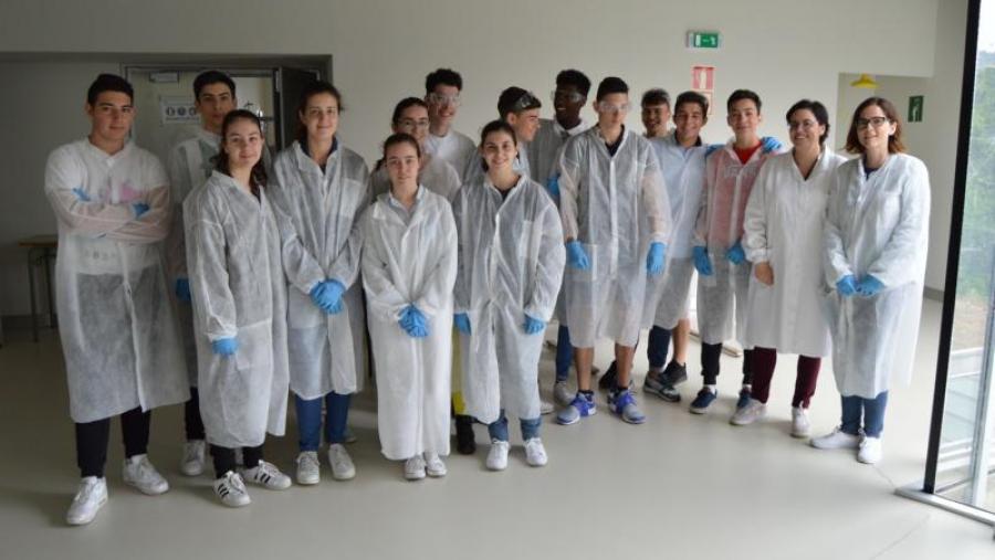Alumnado do Colexio San Xosé de Lugo, con profesores da Facultade de Ciencias de Lugo