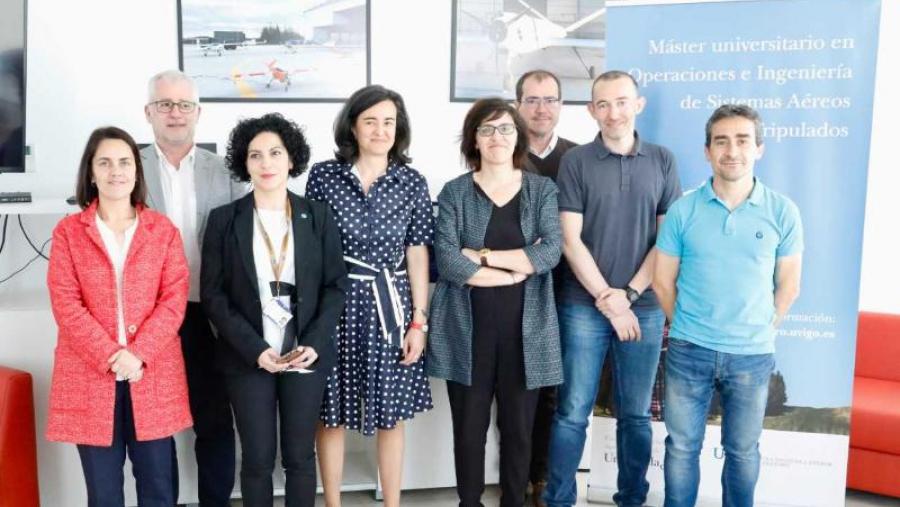 Autoridades académicas e políticas que tomaron parte na presentación do máster, no Aeródromo de Rozas