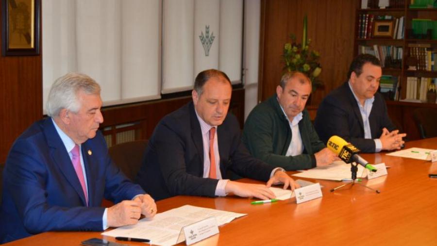 De esquerda a dereita, Viaño, Méndez, Campos e Valín, na sinatura do convenio