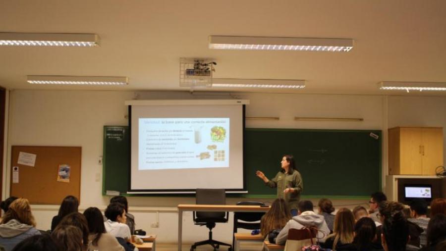 Alumnado de Enfermaría leva a cabo un proxecto de Aprendizaxe-Servizo (ApS) sobre nutrición. Foto: Paula Martínez Graña