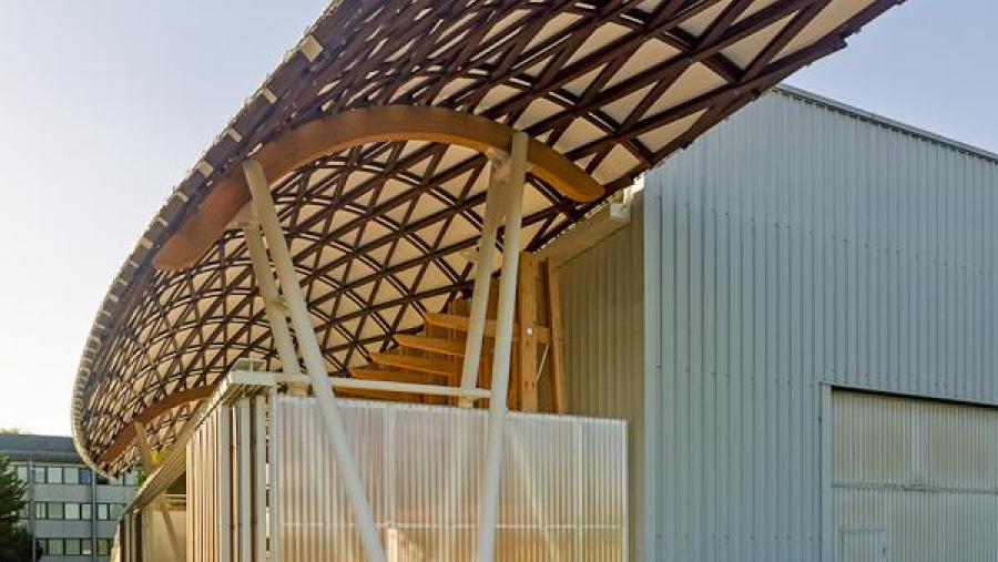 Cuberta Gridshell desenvolvida no marco deste proxecto e instalada na Escola Politécnica Superior de Enxeñaría