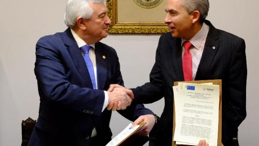 Os reitores Juan Viaño e Luis Llinares asinaron o convenio. Foto: Servimav-USC