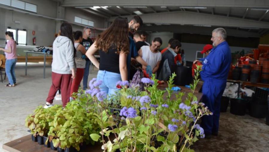 Miguel Anxo Rodríguez, con participantes da ocioteca 'Xogando xuntos', na finca de prácticas da EPS de Enxeñaría