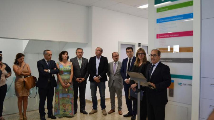 Autoridades académicas e políticas, na inauguración das reformas realizadas no hospital veterinario Rof Codina