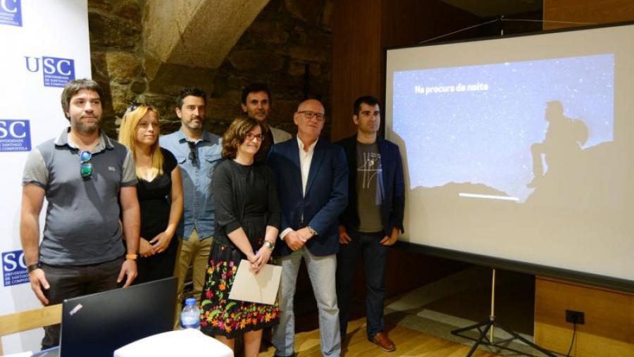 Parte dos autores do libro, xunto coa vicerreitora Mar Lorenzo, o co coordinador da obra Jorge Mira e o director do Servizo de Publicacións da USC. Foto: RQ