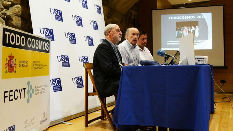 Na presentación do programa Docobo estivo acompañado do concelleiro de Educación de Santiago, Manolo Dios, e do alcalde de Boqueixón, Manuel Fernández Munín