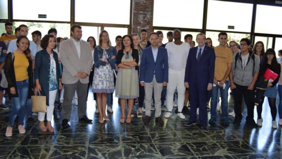 Estudantes e representantes académicos e políticos, na xornada de benvida a estudantes do campus de Lugo