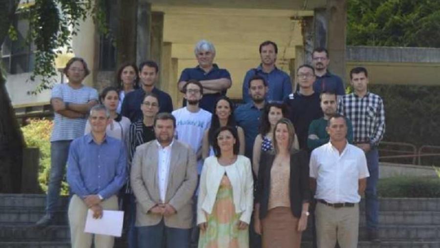 Autoridades políticas e académicas con alumnado do máster, na sesión inaugural do posgrao na EPS de Enxeñaría