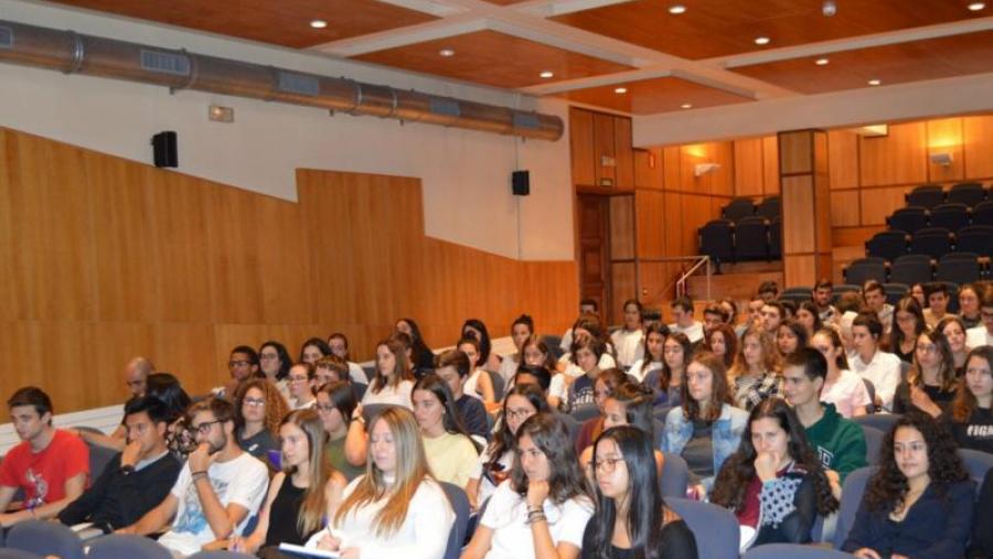Estudantes participantes no encontro con ex parlamentarios galegos en Formación do Profesorado