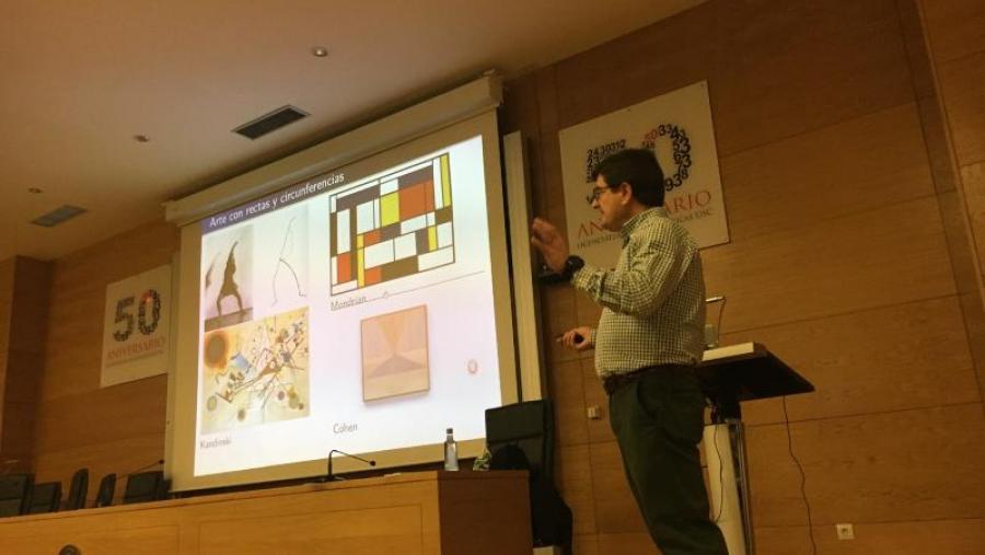 O experto Luis Rández explica na USC a estreita relación das matemáticas e a arte