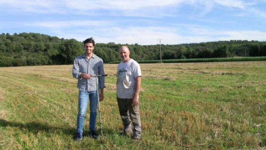 Un agricultor de Sueros de Cepeda, acompañado dun técnico de apoio á investigación do grupo Agronomía da USC