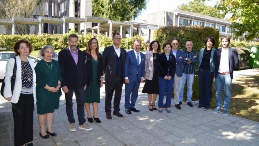 O reitor, no centro, con membros do seu goberno e o novo equipo de dirección da EPS de Enxeñaría