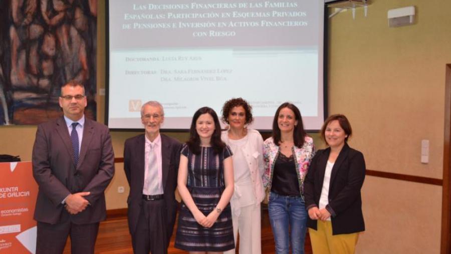 Lucía Rey Ares, no centro, coas directoras da súa tese de doutoramento e membros do tribunal