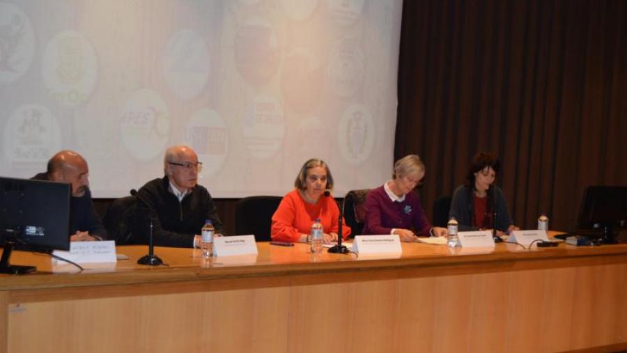 Celia Besteiro, no centro, na apertura do seminario ‘Educacións en prisión. Experiencias en Galicia'