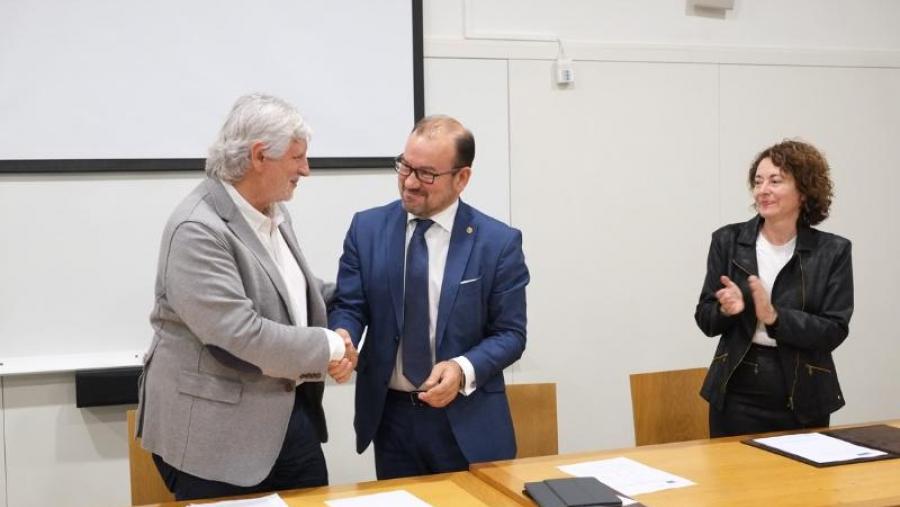 Xosé Ramón Pousa e Antonio López saúdanse ante a presenza de Dulce García. Foto: Servimav-USC