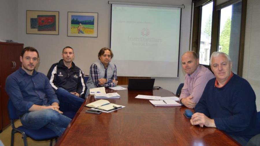 Pablo Vila, no centro da imaxe, con representantes irlandeses de Irish Distillers