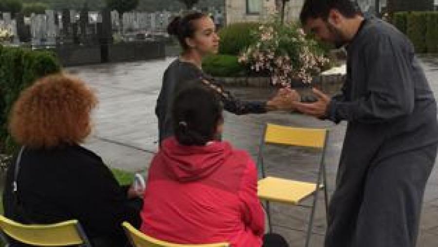 Intervención teatral no cemiterio municipal de Lugo