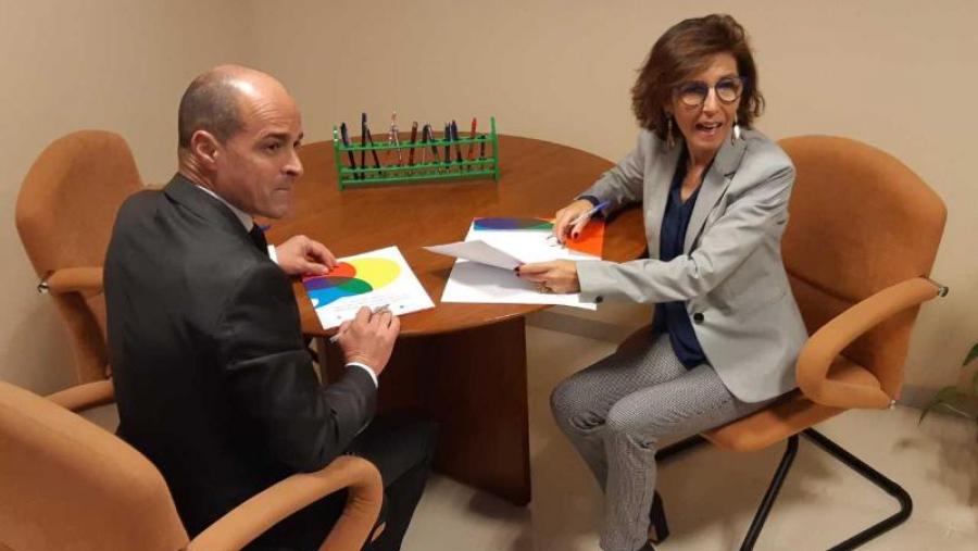 Jaime López e Carla Reyes Uschinsky, na Escola Universitaria de Relacións Laborais de Lugo