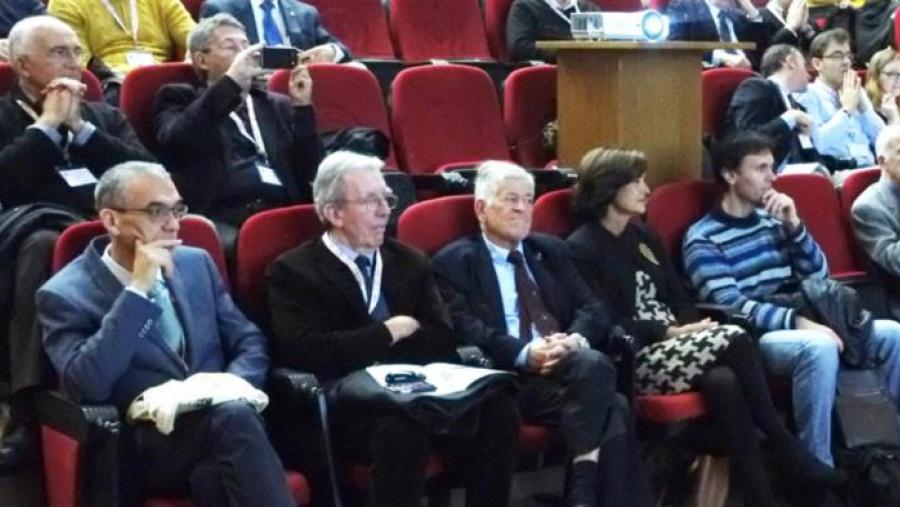 O profesor Castedo, no centro, acompañado á súa dereita do Premio Nobel Jean-Pierre SauvageFoto: Servimav-USC