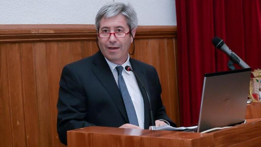 O profesor Carreira nun momento da súa intervención na sesión na que recolleu o premio