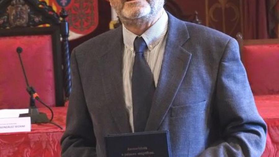 O profesor Augusto Pérez Alberti co volume homenaxe. Foto. Servimav-USC